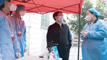 四川省人力資源社會(huì)保障廳廳副廳長(zhǎng)、黨組成員、-級(jí)巡視員賴(lài)蓉 (中)調(diào)研指導(dǎo)學(xué)校工作